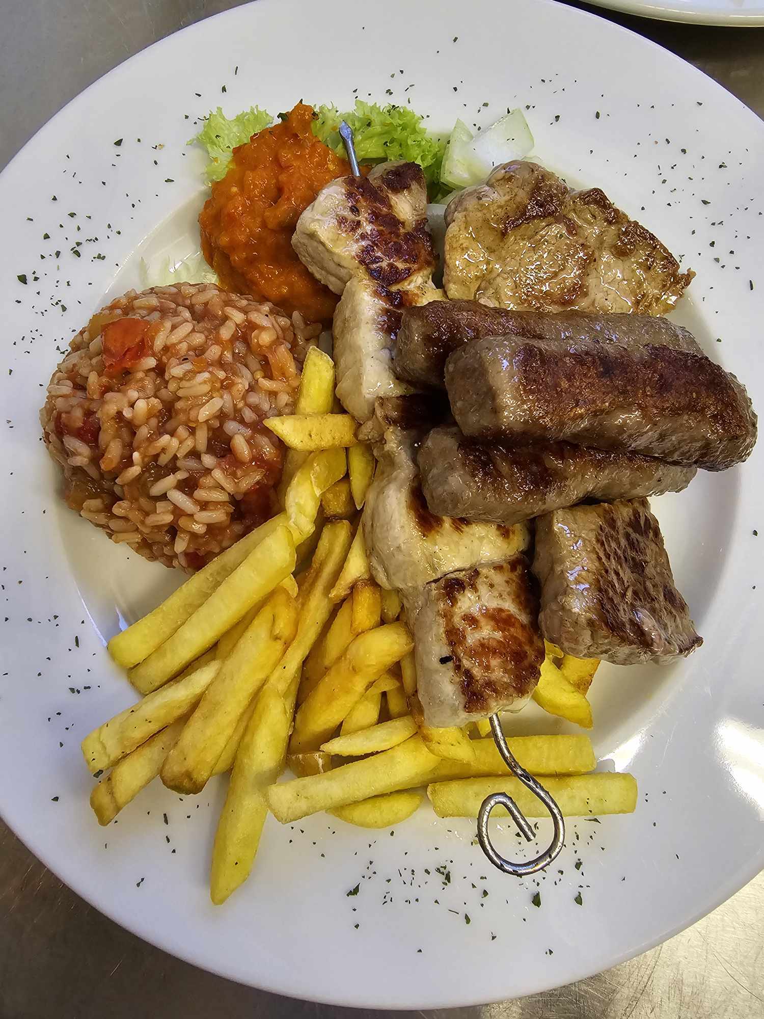 Mješano meso: Der klassische gemischte Grillteller