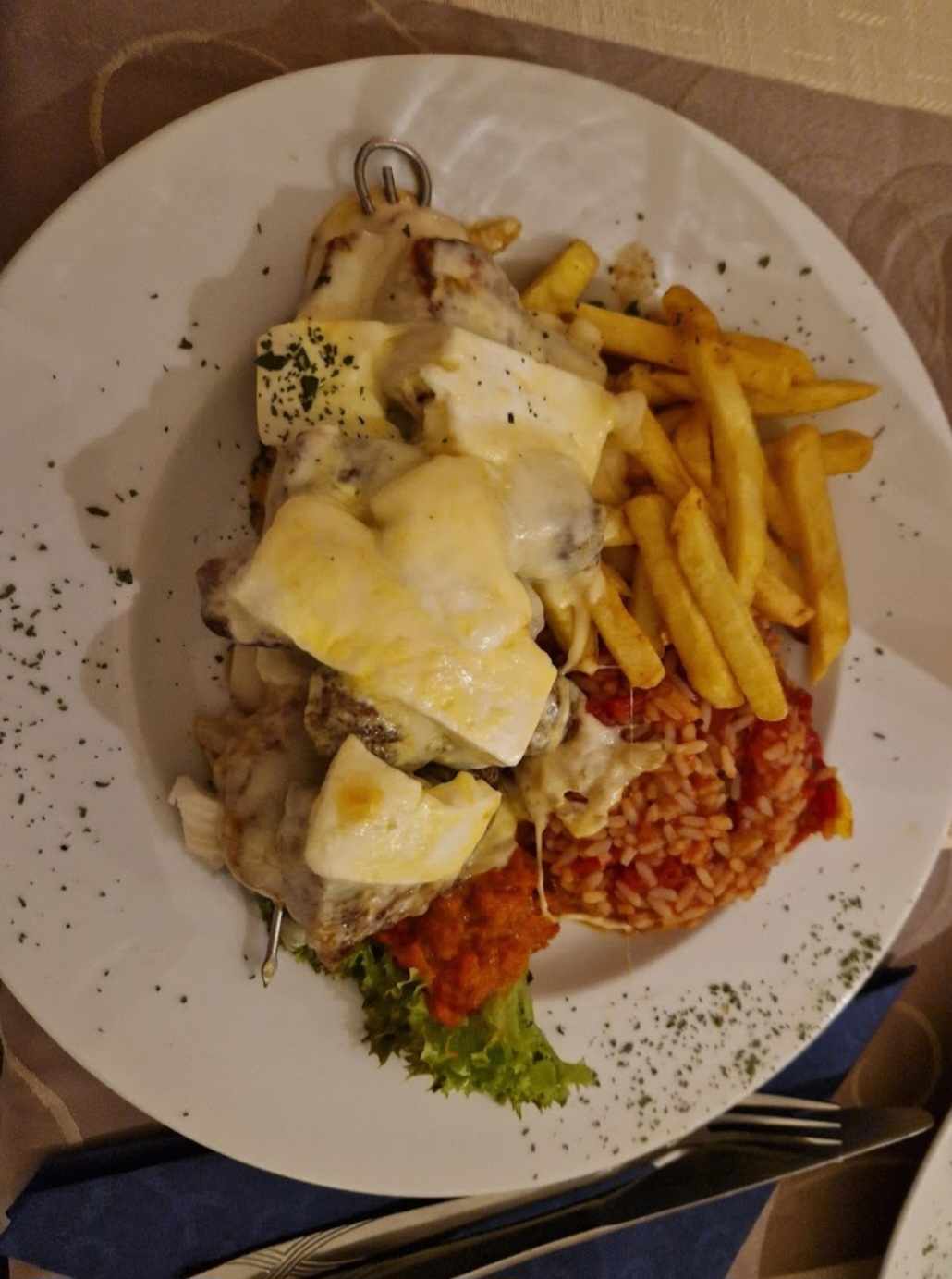 CROS mješano meso: Grillteller mit Schafskäse und Sauce Hollandaise, überbacken